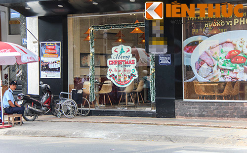 Chi nhánh nằm trên đường Hai Bà Trưng cũng rơi vào tình cảnh vắng như "chùa bà đanh".