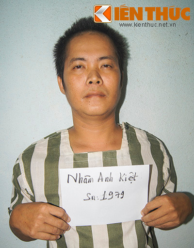 Sau nhiều ngày bỏ trốn, Kiệt đã ra đầu thú tại công an. Sau nhiều ngày bỏ trốn, Kiệt đã ra đầu thú tại công an.