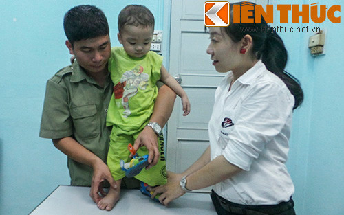 Sau khi biết thông tin, nhiều người đã tìm đến UBND phường 1, quận 8 để chăm sóc cho cháu bé và mong muốn được nhận cháu làm con nuôi. Sau khi biết thông tin, nhiều người đã tìm đến UBND phường 1, quận 8 để chăm sóc cho cháu bé và mong muốn được nhận cháu làm con nuôi.