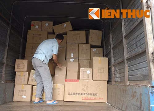 Toàn bộ số hàng được đưa về kho của cơ quan chức năng để điều tra làm rõ.