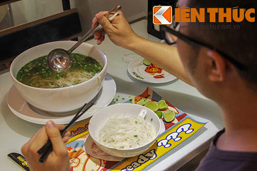 Tô phở khổng lồ gồm 0,75 kg bánh phở, 0,4 kg thịt và 2,1 lít nước lèo đã trở thành rào cản khiến nhiều người không thể vượt qua được.