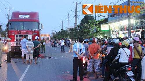 Thi thể nam thanh niên xấu số mắc kẹt dưới bánh container. Thi thể nam thanh niên xấu số mắc kẹt dưới bánh container.