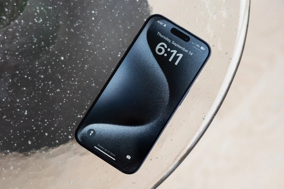 Kích thước màn hình lớn hơn. Ross Young, CEO công ty nghiên cứu thị trường màn hình Display Supply Chain Consultants (DSCC), cho biết iPhone 16 Pro và 16 Pro Max sẽ có kích thước màn hình lần lượt 6,3 inch và 6,9 inch. Thông tin này cũng được cây viết Mark Gurman của Bloomberg trích dẫn. Để so sánh, iPhone 15 Pro có màn hình 6,1 inch, trong khi iPhone 15 Pro Max là 6,7 inch. Ảnh: The Verge.