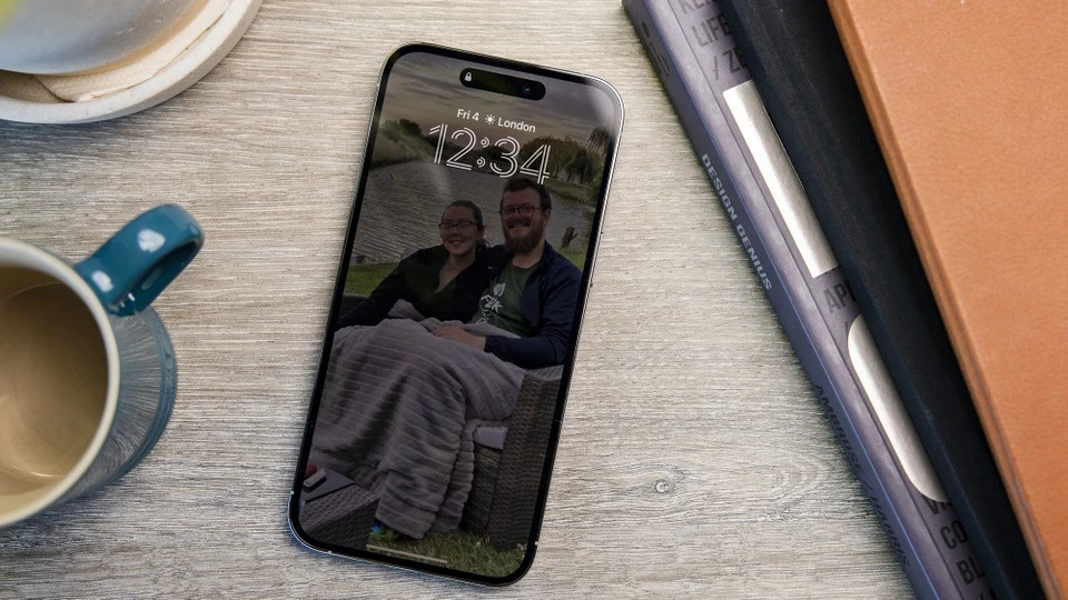 Màn hình tiết kiệm năng lượng. Tháng 11/2023, The Elec cho biết Samsung Display đang phát triển loại vật liệu OLED mới dành riêng cho Apple, có tên M14 để tích hợp lên iPhone 16. Nhờ sự thay đổi trong công nghệ phát quang điểm ảnh màu xanh dương, M14 có thể hoạt động hiệu quả, tiết kiệm năng lượng hơn so với vật liệu M12 trên iPhone 15. Ảnh: Macworld.