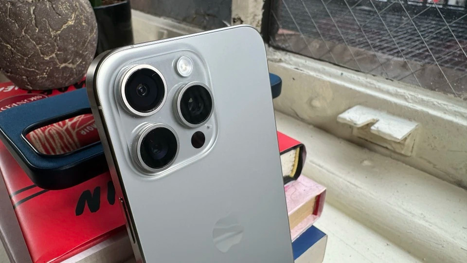 Zoom quang 5x trên iPhone 16 Pro. Nhà phân tích Ming-Chi Kuo cho biết chế độ zoom quang 5x sẽ được trang bị cho cả iPhone 16 Pro và 16 Pro Max. Trên iPhone 15 Pro Max, Apple sử dụng ống kính tiềm vọng dạng gập vuông góc cho camera telephoto, mang đến khả năng zoom quang tối đa 5x và zoom điện tử 25x. Trong khi đó, iPhone 15 Pro vẫn chỉ hỗ trợ zoom quang 3x giống iPhone 14 Pro. Ảnh: CNN.