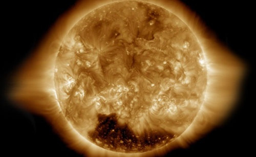 Ông Keating cho biết thêm, mắt và miệng của “nụ cười” Mặt trời là những mảng ngoài cùng của một ngôi sao đã nguội đi vài trăm độ.