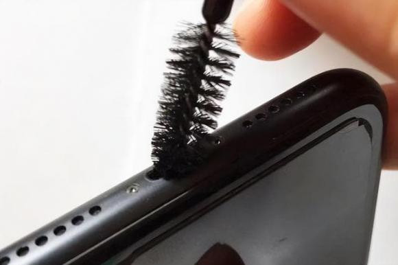 Lam the nao de lam sach bui ban trong lo dien thoai?-Hinh-4