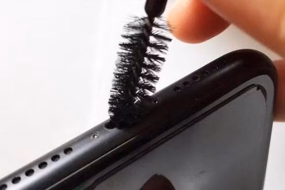 Lam the nao de lam sach bui ban trong lo dien thoai?-Hinh-4