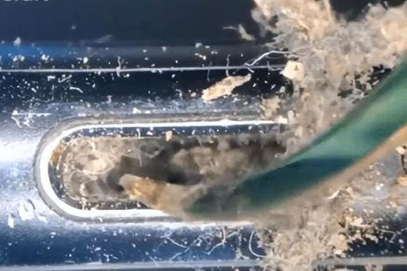 Lam the nao de lam sach bui ban trong lo dien thoai?