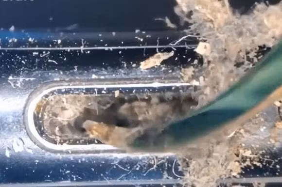 Lam the nao de lam sach bui ban trong lo dien thoai?