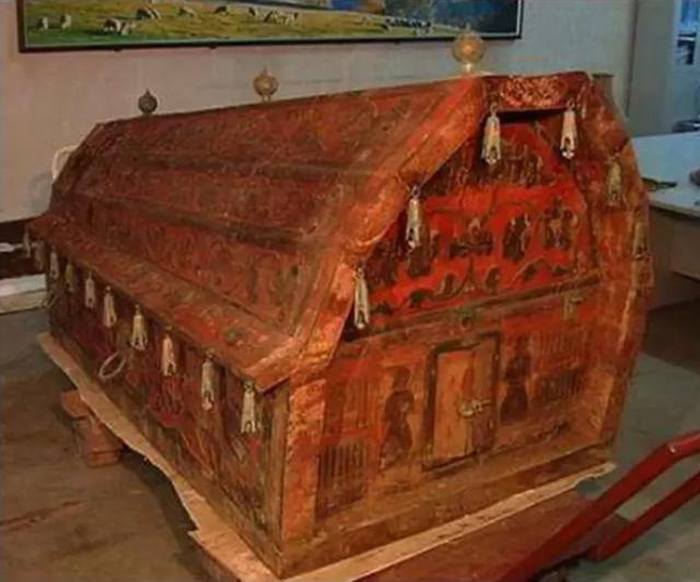 Chỉ những người giàu có mới có thể mua được loại gỗ này về sử dụng. Những người thợ đã sơn lớp sơn đỏ bên ngoài khiến cỗ quan tài có màu đỏ như máu. Dù trải qua nhiều thế kỷ, lớp sơn đỏ hầu như không bị phai màu. Theo ước tính, 2 cỗ quan tài này có giá khoảng 300 triệu Nhân dân tệ.