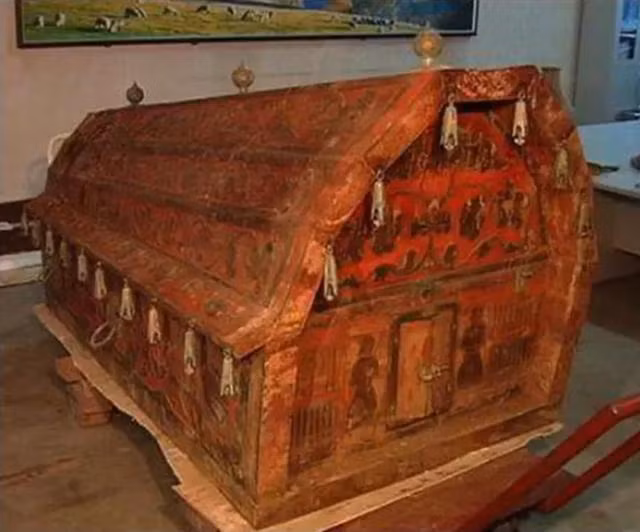 Chỉ những người giàu có mới có thể mua được loại gỗ này về sử dụng. Những người thợ đã sơn lớp sơn đỏ bên ngoài khiến cỗ quan tài có màu đỏ như máu. Dù trải qua nhiều thế kỷ, lớp sơn đỏ hầu như không bị phai màu. Theo ước tính, 2 cỗ quan tài này có giá khoảng 300 triệu Nhân dân tệ.