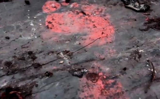 Hai cỗ quan tài này được đặt gần nhau. Mỗi chiếc dài khoảng 2m và phần đầu được khảm bằng đồng. Sau khi đưa lên mặt đất, mọi người cảm thấy sợ hãi vì cho rằng quan tài màu đỏ như máu là dấu hiệu của vận xui. Vậy nên, sau đó, dân làng quyết định đốt 2 cỗ quan tài để xua đuổi vận xui.