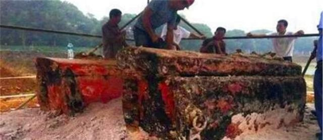 Do 2 cỗ quan tài đã bị đốt nên các chuyên gia vô cùng tiếc nuối. Bởi lẽ, nếu quan tài còn nguyên vẹn thì họ có thể biết được những người trong quan tài là ai, giới tính, độ tuổi qua đời, nguyên nhân tử vong...