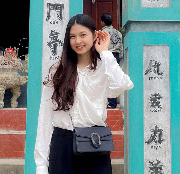 Dù sở hữu sắc vóc nữ tính nhưng người đẹp 25 tuổi luôn chọn những trang phục có phần thoải mái, năng động. Cô nàng vẫn để trạng thái độc thân trên trang cá nhân.