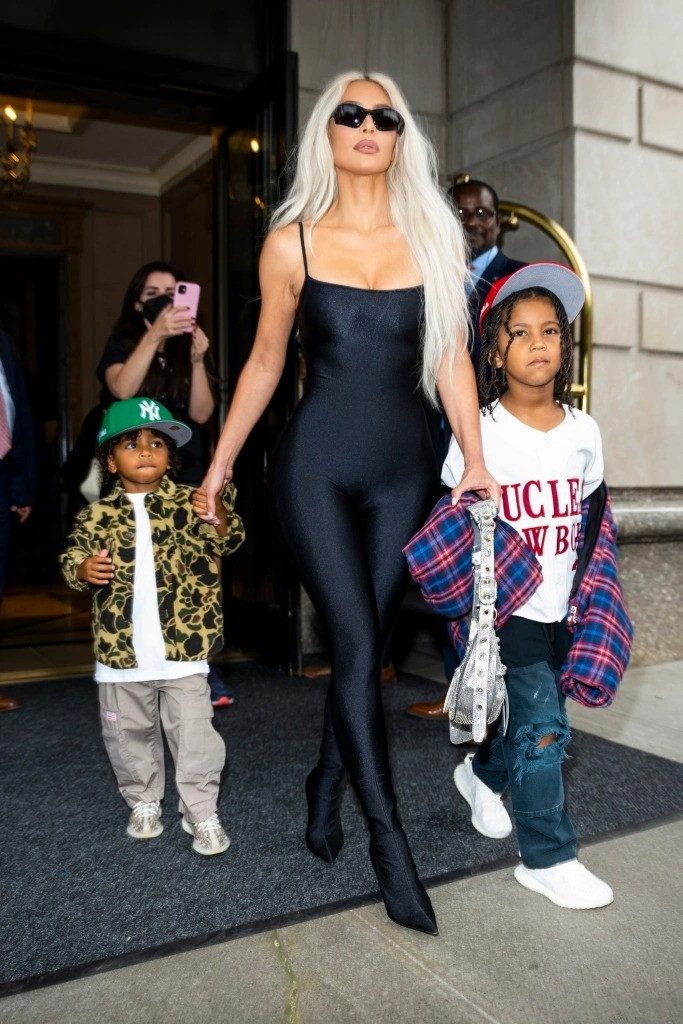 Kim Kardashian tích cực lăng xê mốt diện pant boots (boots liền quần). Xu hướng này đang bắt đầu nổi tiếng trên mạng xã hội. Tuy nhiên, mốt diện boots liền quần không được lòng một số người khi tạo cảm giác bó chặt, kém linh động. Ảnh: Getty.