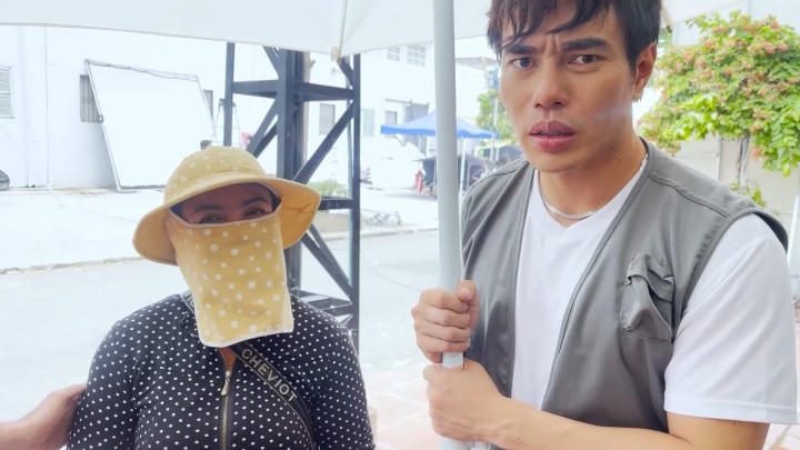 Lê Dương Bảo Lâm được mẹ chăm “như em bé” trên phim trường Le Duong Bao Lam duoc me cham “nhu em be” tren phim truong