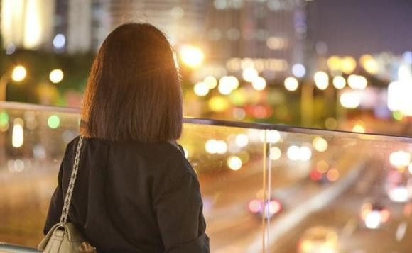  1. Gia đình lười biếng. Là cha mẹ, nếu cả hai đều lười biếng, thì chắc chắn rằng con cái của họ khi lớn lên sẽ gặp nhiều thử thách hơn. Chung quy nhất không chỉ là lo cho cuộc sống của bản thân, mà còn phải gánh vác thêm cuộc sống của cha mẹ chồng ở một mức độ nào đó.