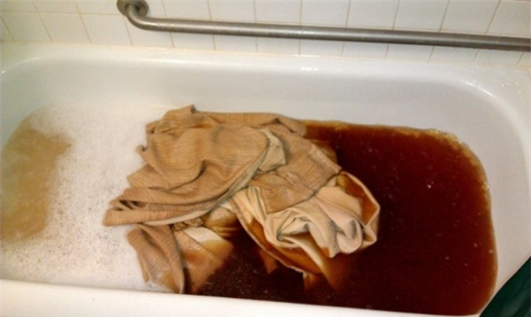 Chiếc rèm cửa này treo trong phòng có người hút thuốc, thử tưởng tượng sự đáng sợ của khói thuốc đối với lá phổi của chúng ta