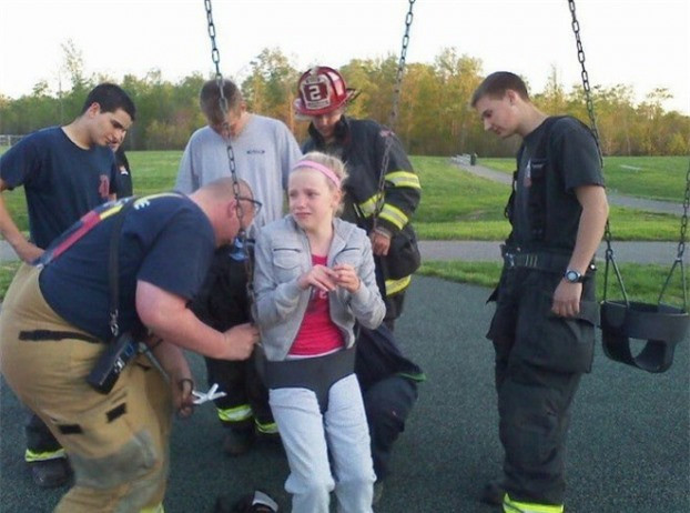 Khoảnh khắc bạn nhận ra bạn đã "luống tuổi" để có thể chơi những trò chơi dành cho trẻ con ở công viên.