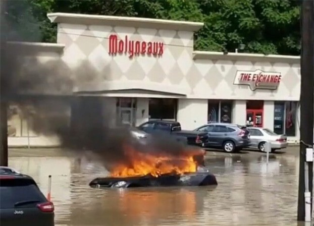 Xe ngập nước chưa đủ, lại còn được khuyến mãi thêm combo cháy xe.