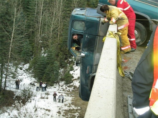 Hôm nay có lẽ là ngày xui xẻo và cũng là ngày may mắn nhất của những người bên trong xe.