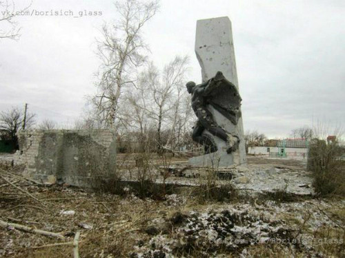 Khung cảnh đổ nát ở làng Nikishino.