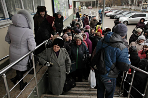 Người dân xếp hàng nhận viện trợ nhân đạo tại thành phố Shakhtyorsk.