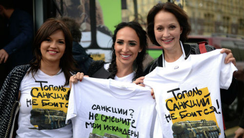 Những chiếc áo với những dòng chữ phản đối lệnh trừng phạt của người Nga