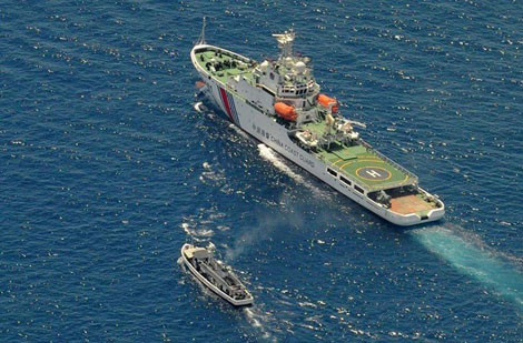 Tàu tuần duyên Trung Quốc đang ép tàu hậu cần Philippines khi tàu này đang cố gắng tiếp tế cho nhóm lính thủy đánh bộ đồn trú trên tàu đổ bộ ở Bãi Cỏ Mây.