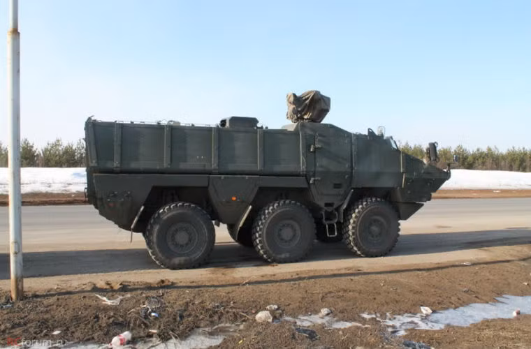 Typhoon-K có kíp lái 2 người và có thể chở theo tối đa 16 binh sĩ.