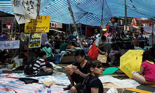Người biểu tình ở quận mua sắm Mong Kok.