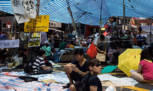 Người biểu tình ở quận mua sắm Mong Kok.