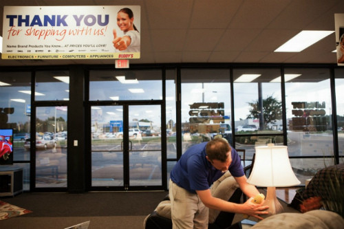 Nhân viên của Buddy's lau chùi đồ nội thất