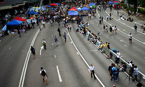 Người dân chặn đường, biểu tình bên ngoài tòa nhà chính phủ