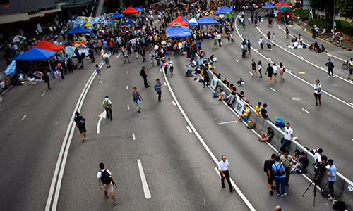 Người dân chặn đường, biểu tình bên ngoài tòa nhà chính phủ