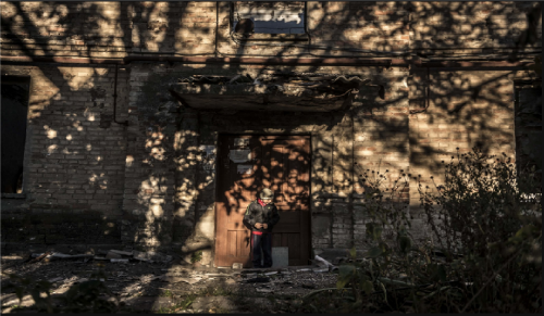 Ngôi nhà đã gần như bị phá hủy ở thị trấn Ilovaysk này là nơi bé trai sống.