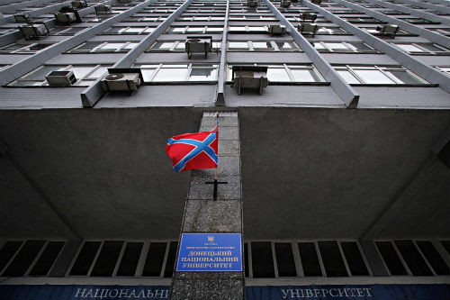 Lá cờ mới được treo tại trường đại học Quốc gia Donetsk
