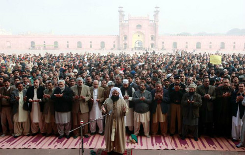 Người Pakistan cầu nguyện, tưởng niệm những nạn nhân của vụ xả súng.