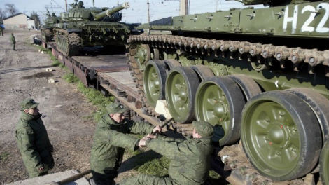 Những chiếc T-72 bọc giáp ERA được điều chuyển tới Crimea.