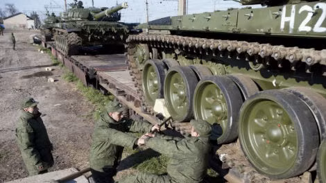Những chiếc T-72 bọc giáp ERA được điều chuyển tới Crimea.