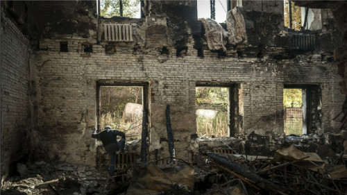 Một ngôi trường bị đạn pháo phá hủy hoàn toàn ở Luhansk.