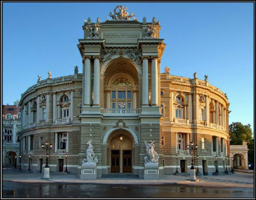 Nhà hát opera nổi tiếng của thành phố hàng năm vẫn thu hút nhiều khách du lịch.