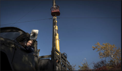 Thợ điện sửa chữa đường dây ở Luhansk.