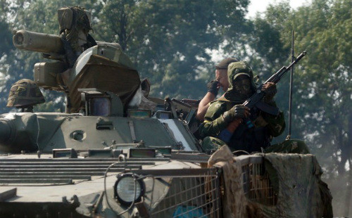 Xe bọc thep của quân đội Ukraine tiến vào làng Nikishino