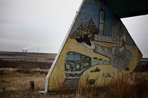 Bức tranh cổ động về công việc của người thợ mỏ than từ thời Liên Xô nằm bên vệ đường