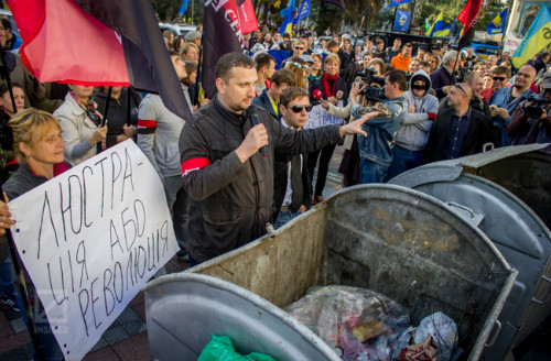 Đám đông phản đối tụ tập trước khi quan chức nào đó bị ném vào thùng rác