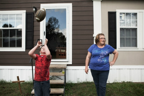 Jamie Abbott ( phải) và con trai Brody 9 tuổi