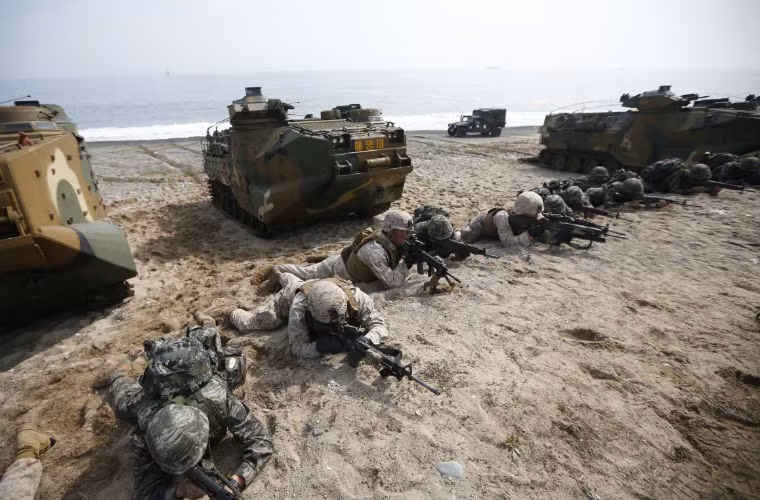 Mặc dù chiến dịch đổ bộ được Hàn Quốc và lính thủy đánh bộ Mỹ hợp tác tổ chức. Trong ảnh là lính thủy đánh bộ Mỹ và Hàn Quốc tham gia tập trận chung tại Pohang ngày 31/3/2014.