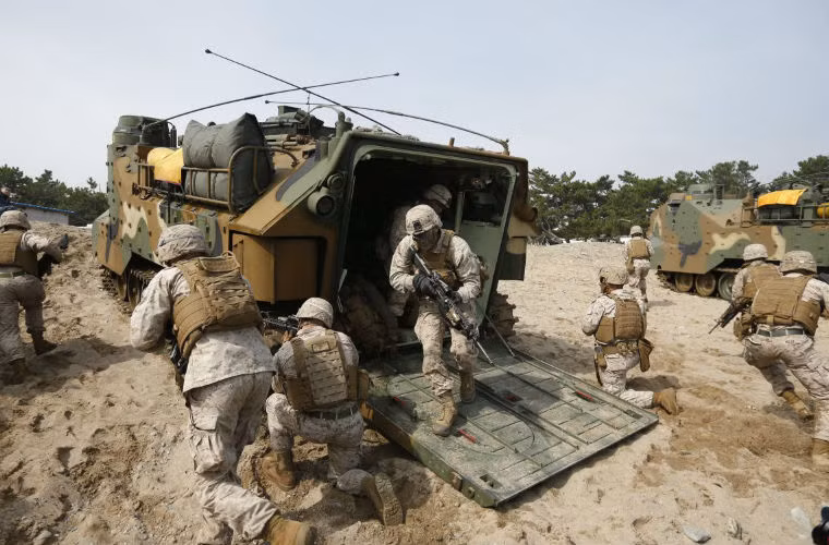 Lợi ích lớn nhất của việc có các lính thủy đánh bộ Mỹ tham gia cuộc tập trận là họ có thể cung cấp đầy đủ các chiến dịch đổ bộ. Trong ảnh là lính thủy Mỹ rời khỏi xe AAV-7 bằng cửa hậu.